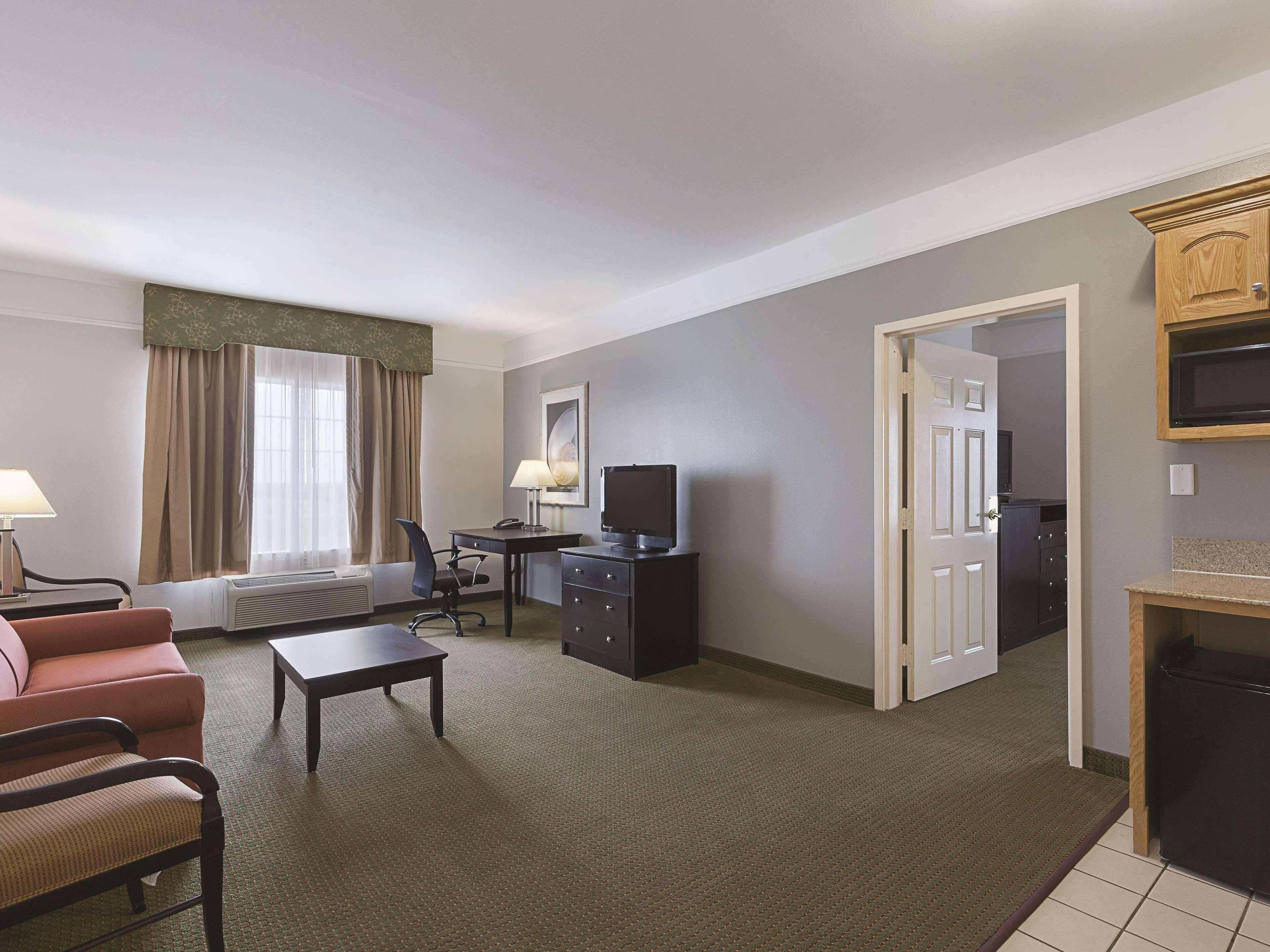 La Quinta By Wyndham Deer Park Hotel Exterior photo