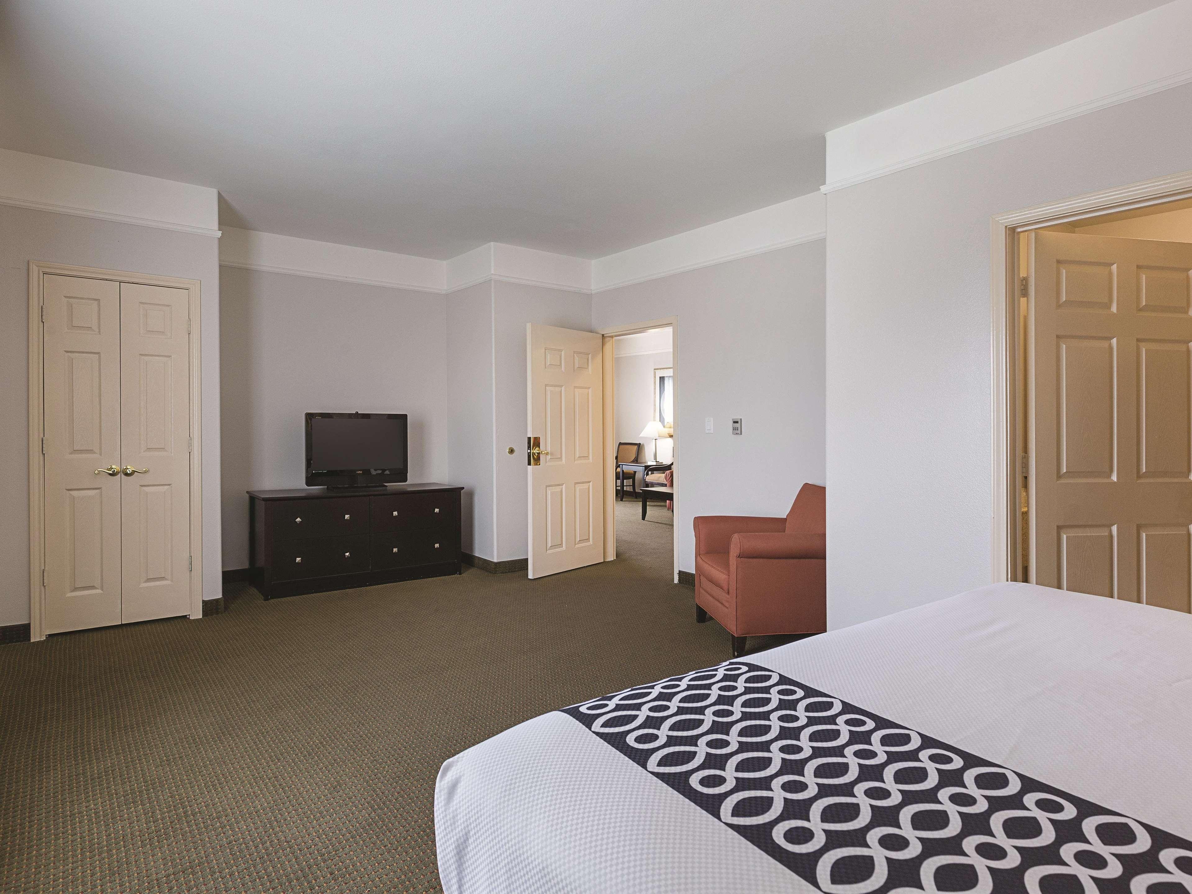 La Quinta By Wyndham Deer Park Hotel Exterior photo