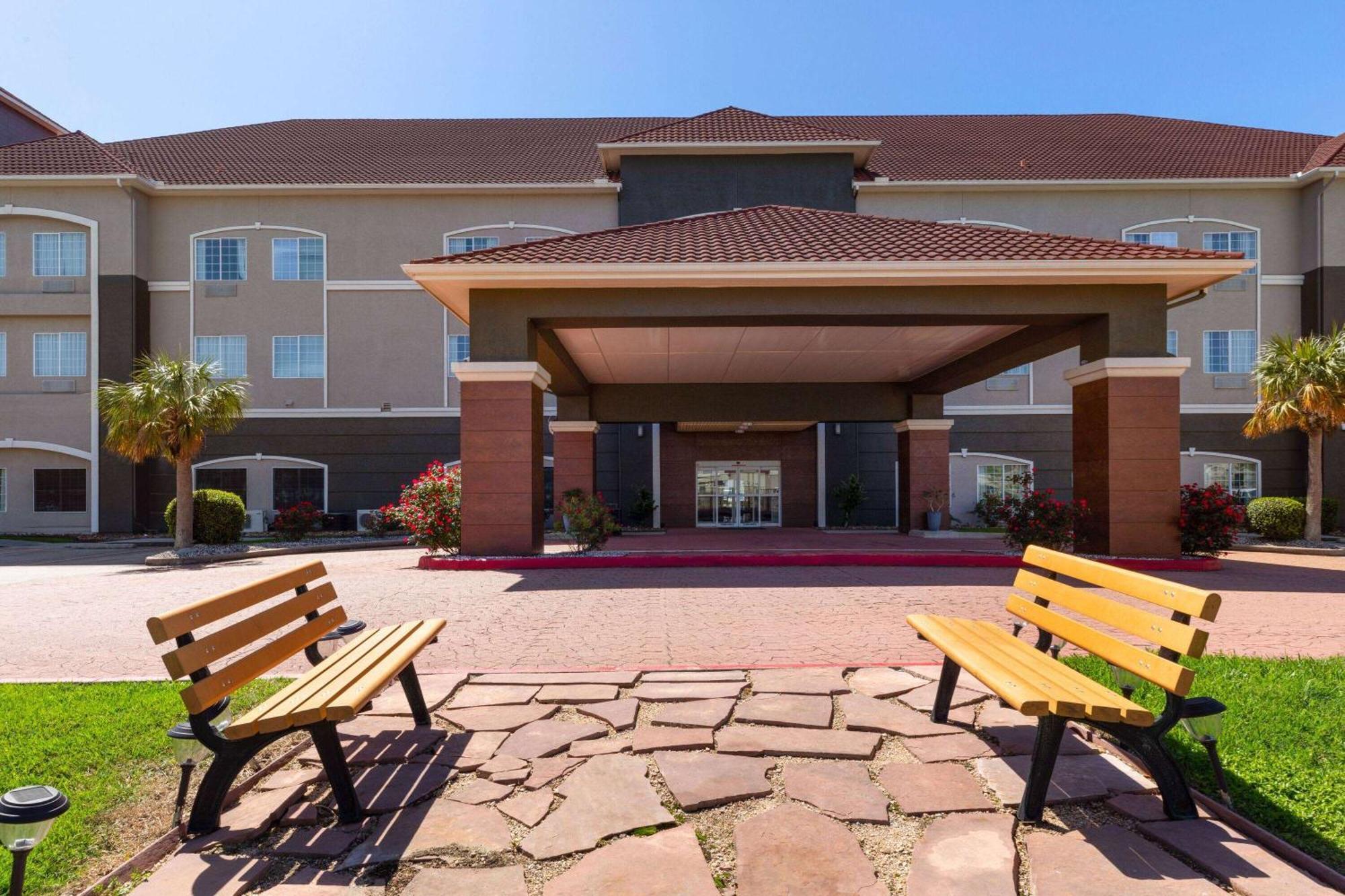 La Quinta By Wyndham Deer Park Hotel Exterior photo