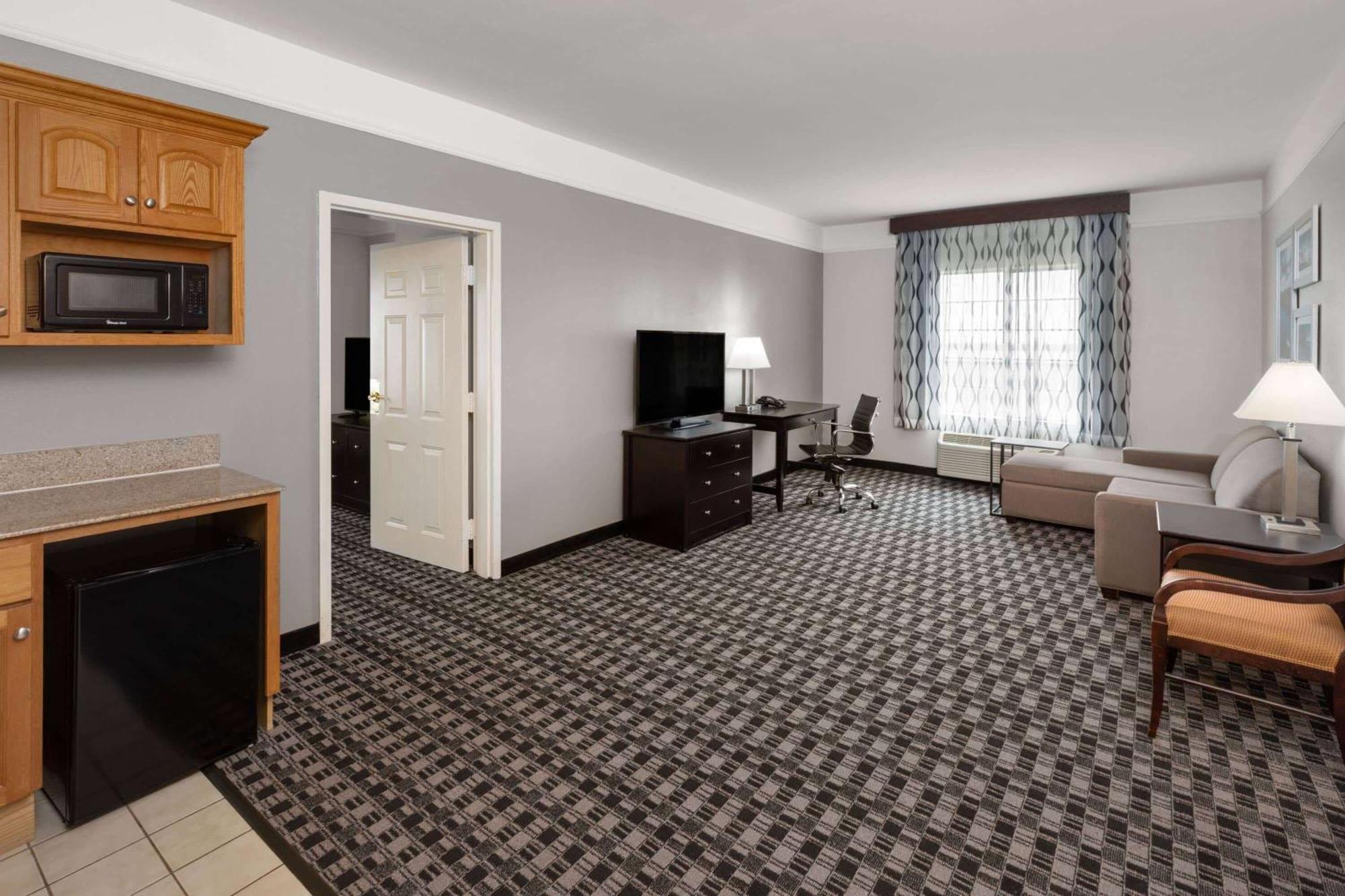 La Quinta By Wyndham Deer Park Hotel Exterior photo