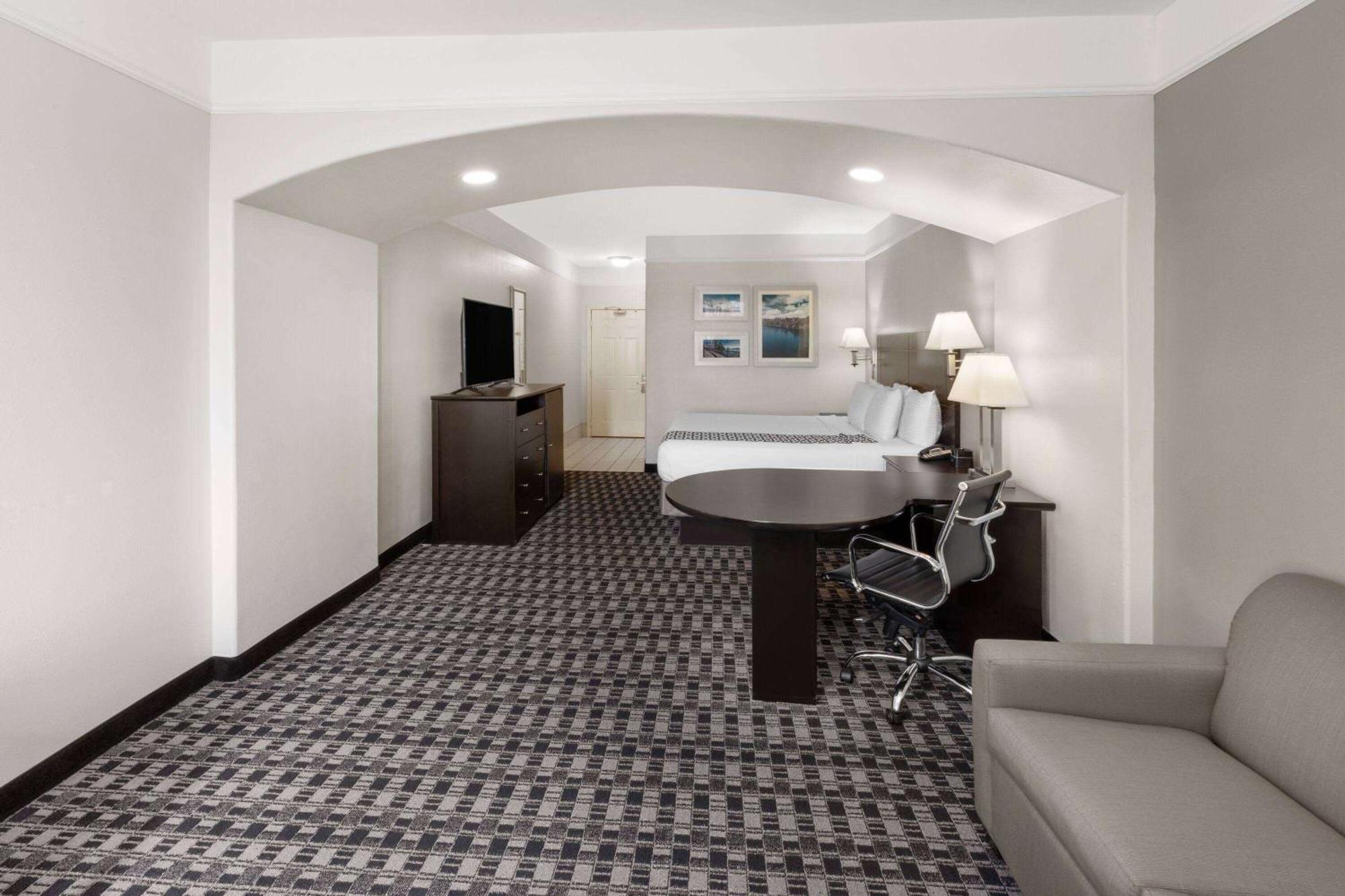 La Quinta By Wyndham Deer Park Hotel Exterior photo