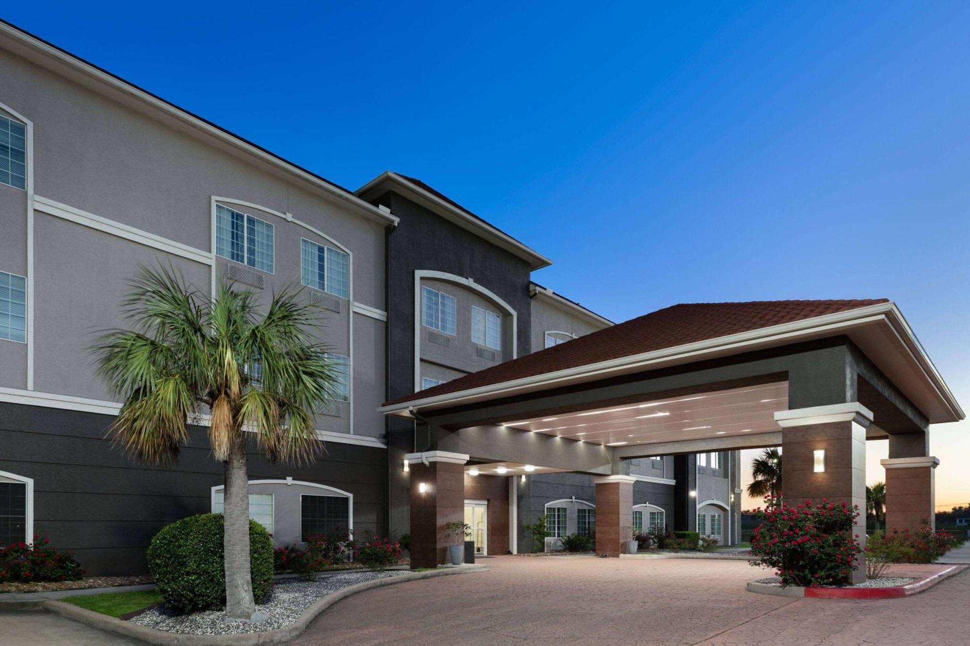 La Quinta By Wyndham Deer Park Hotel Exterior photo