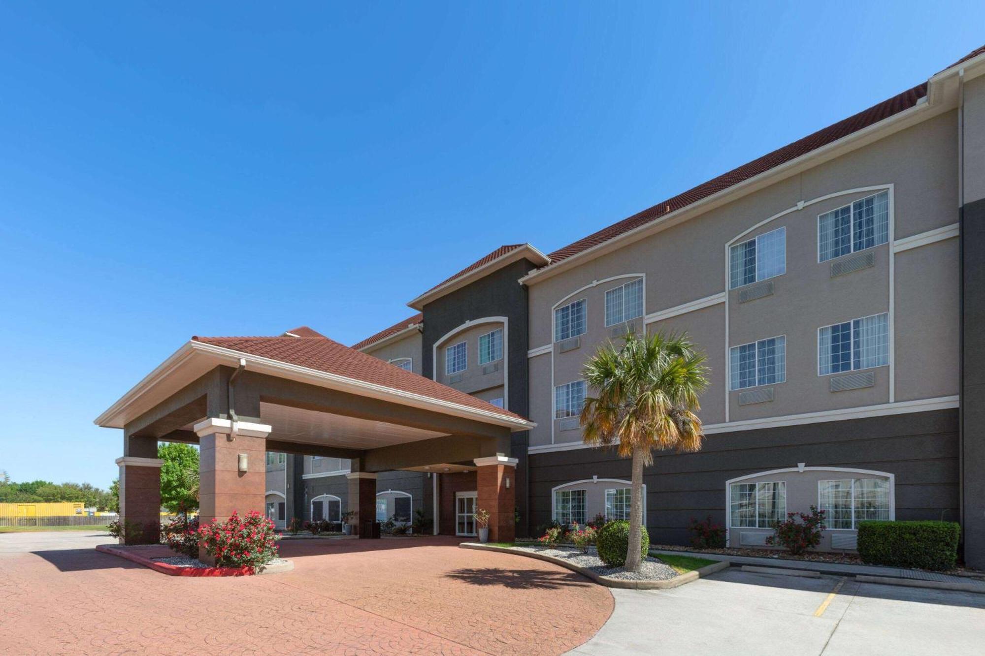 La Quinta By Wyndham Deer Park Hotel Exterior photo